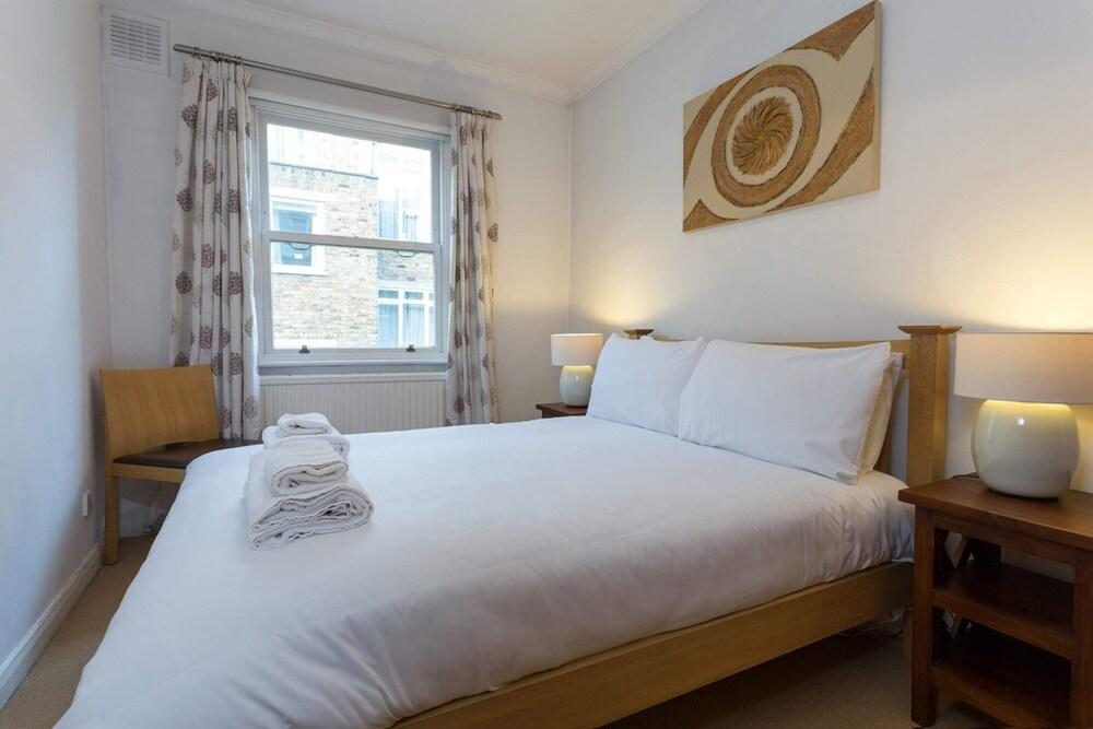 1 Bedroom Apartment in Notting Hill Accommodates 2 - Room
