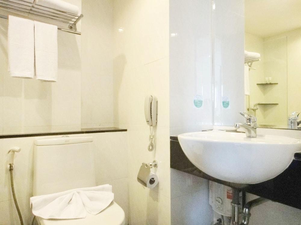 The Patra Hotel - Rama 9 - Bathroom