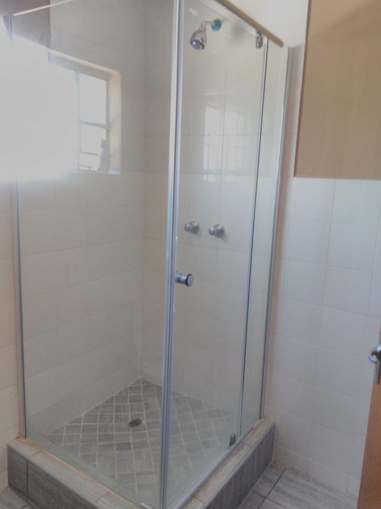 Kopong Guest House - Bathroom Shower