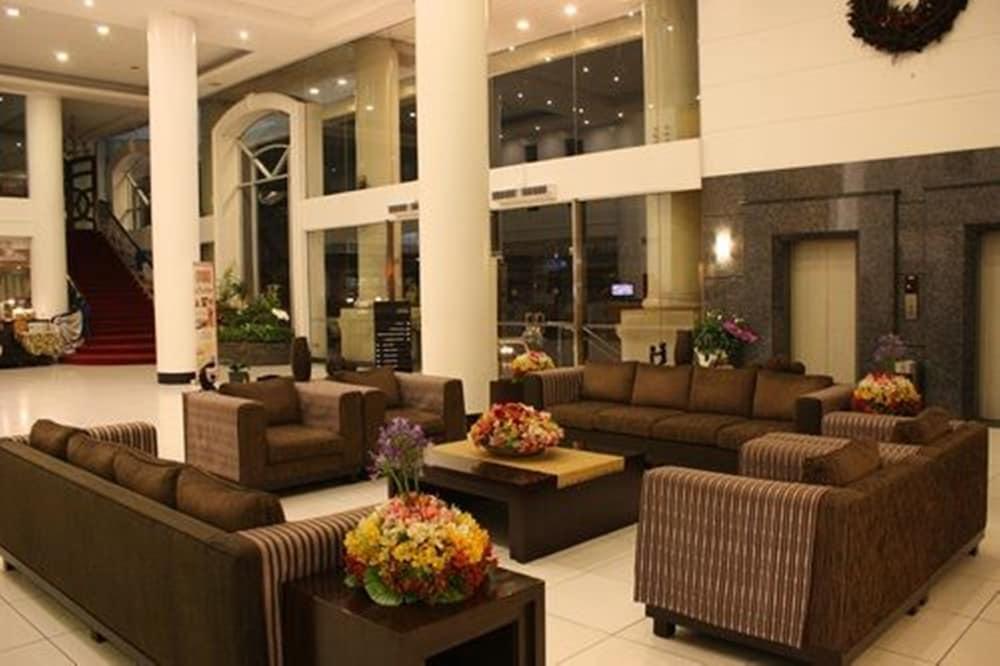 Hotel Supreme Convention Plaza - Lobby