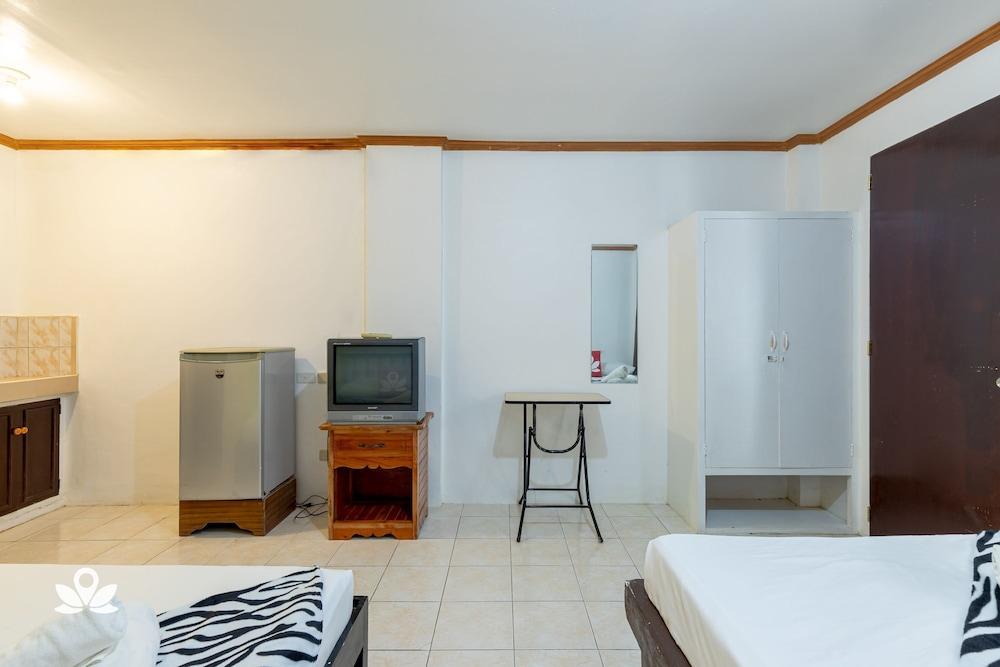 ZEN Rooms Chartel Inn Boracay - Living Area