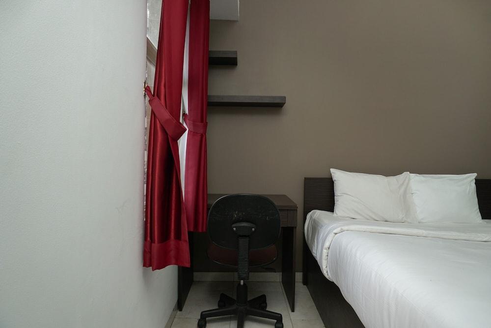 Elegant Studio Apartment at Margonda Residence 2 - Room