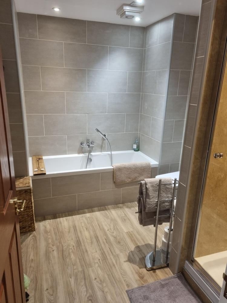 Stunning Spacious Apartment on River Ness - Bathroom