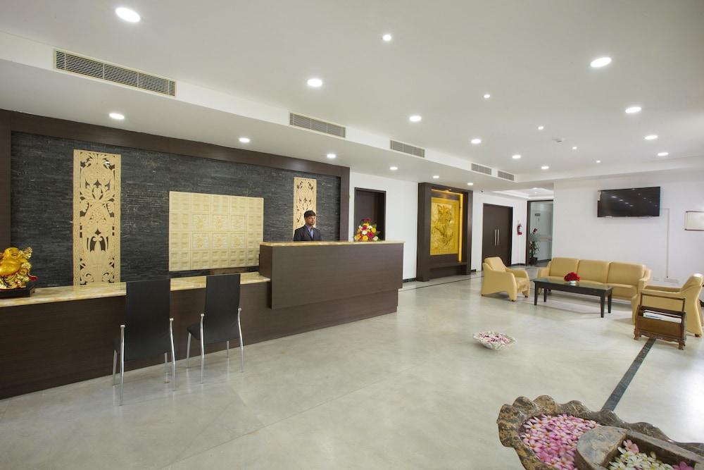 Landmark Pallavaa Beach Resort - Lobby Sitting Area