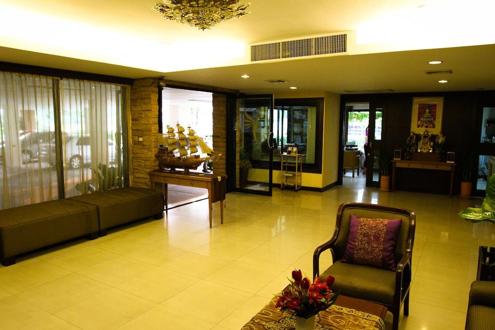 Unico Srinakarin Residence - Lobby Sitting Area
