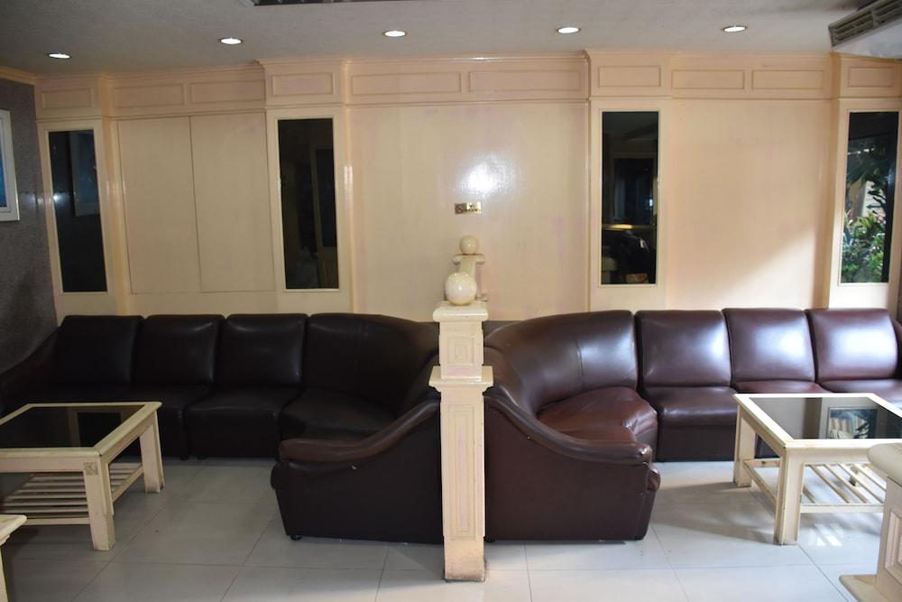 Woodlands Inn - Lobby Sitting Area