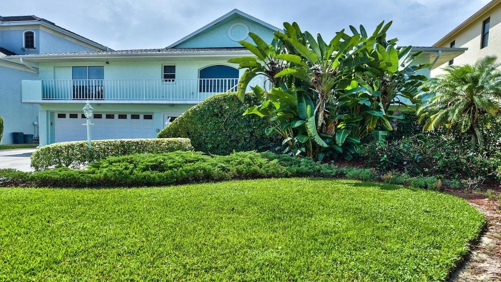 Canal Grande Waterfront 6 Bedroom Holiday Home by Naples Florida - Exterior