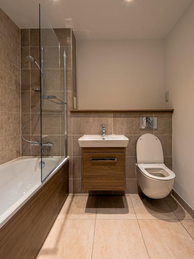 Roomy Comfortable Apartment - Bathroom