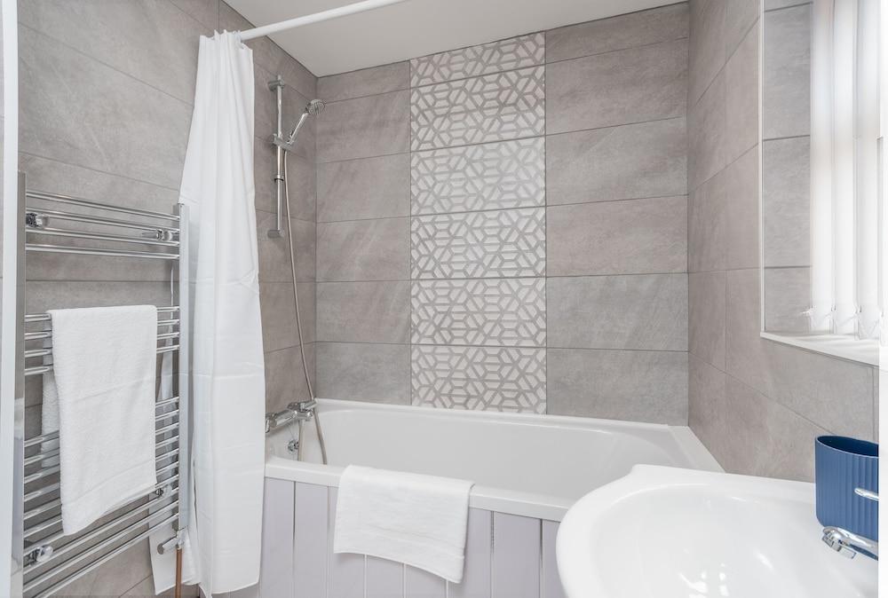 Elite Properties - Sleeps Up to 5 - Coventry - Bathroom