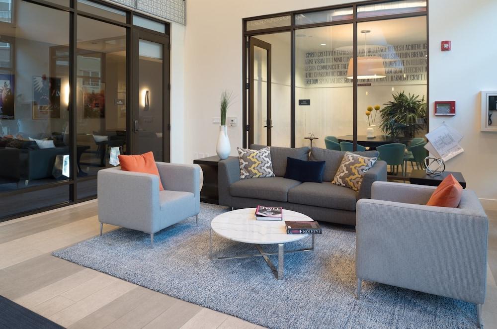 Bluebird Suites in Silicon Valley - Lobby Sitting Area