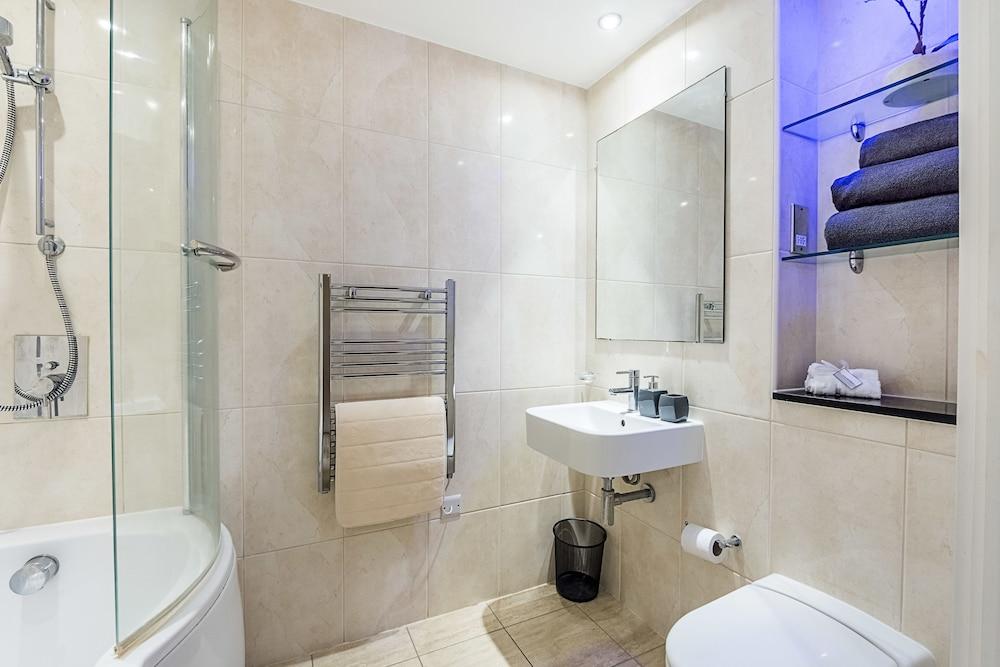 Highlife Lexington Apartments - Bathroom