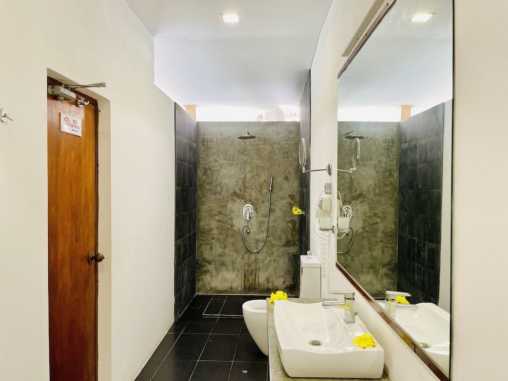 Madi Finolhu Guesthouse - Bathroom