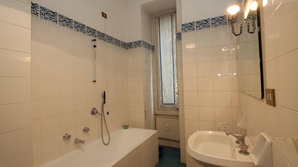 رينتال إن روم أوتافيانو - Bathroom