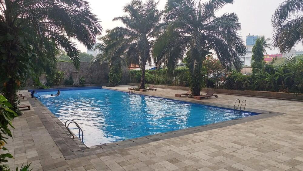Comfort 3BR Apartment @ Mutiara Bekasi - Outdoor Pool
