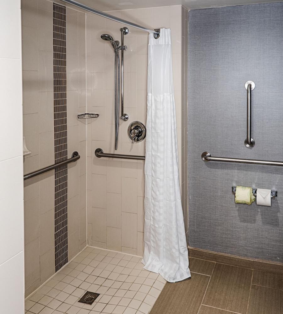 Hyatt Place North Raleigh-Midtown - Bathroom Shower