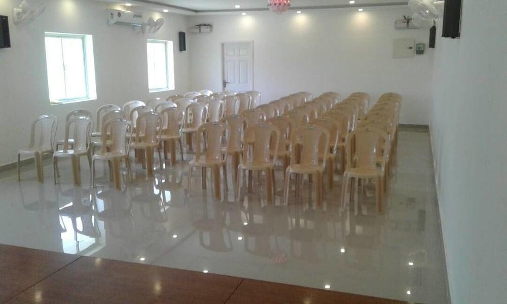 Varuna Inn Banquets & Resort - Meeting Facility