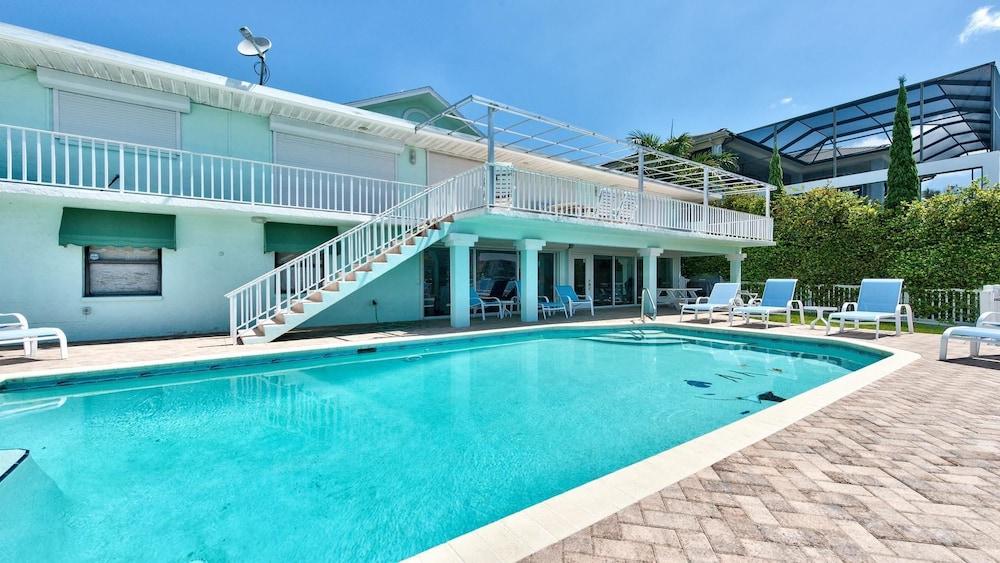 Canal Grande Waterfront 6 Bedroom Holiday Home by Naples Florida - Outdoor Pool
