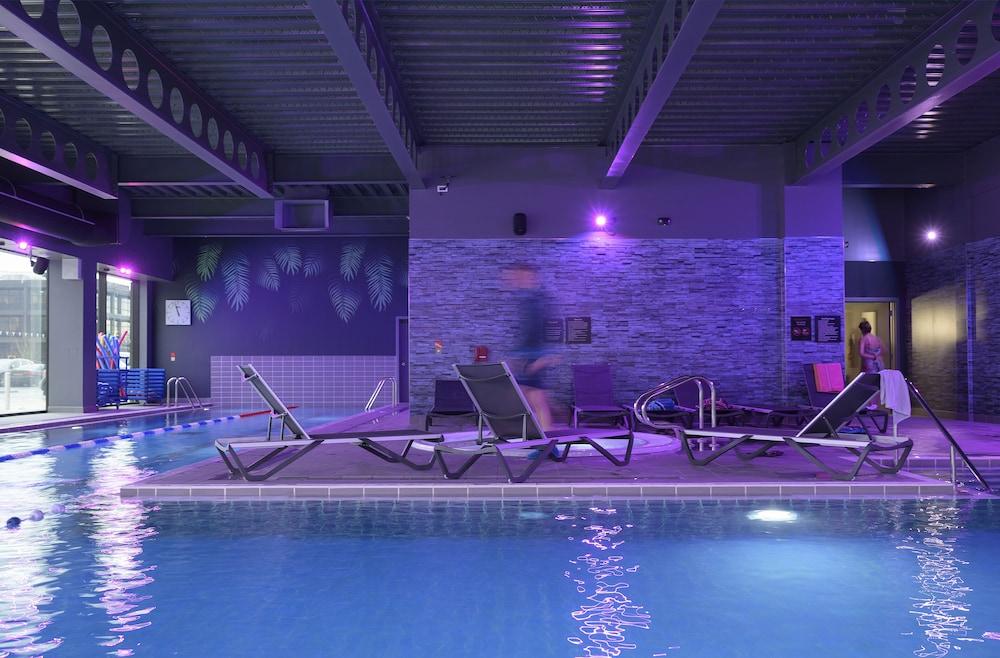 Village Hotel Basingstoke - Indoor Pool
