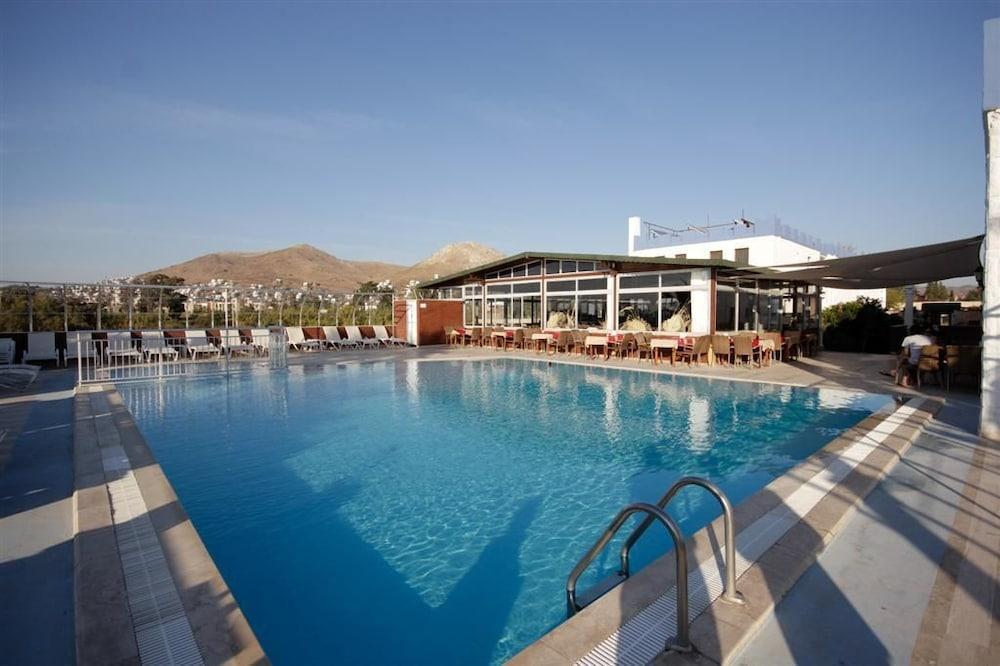 Sun and Sea Beach Hotel - Outdoor Pool