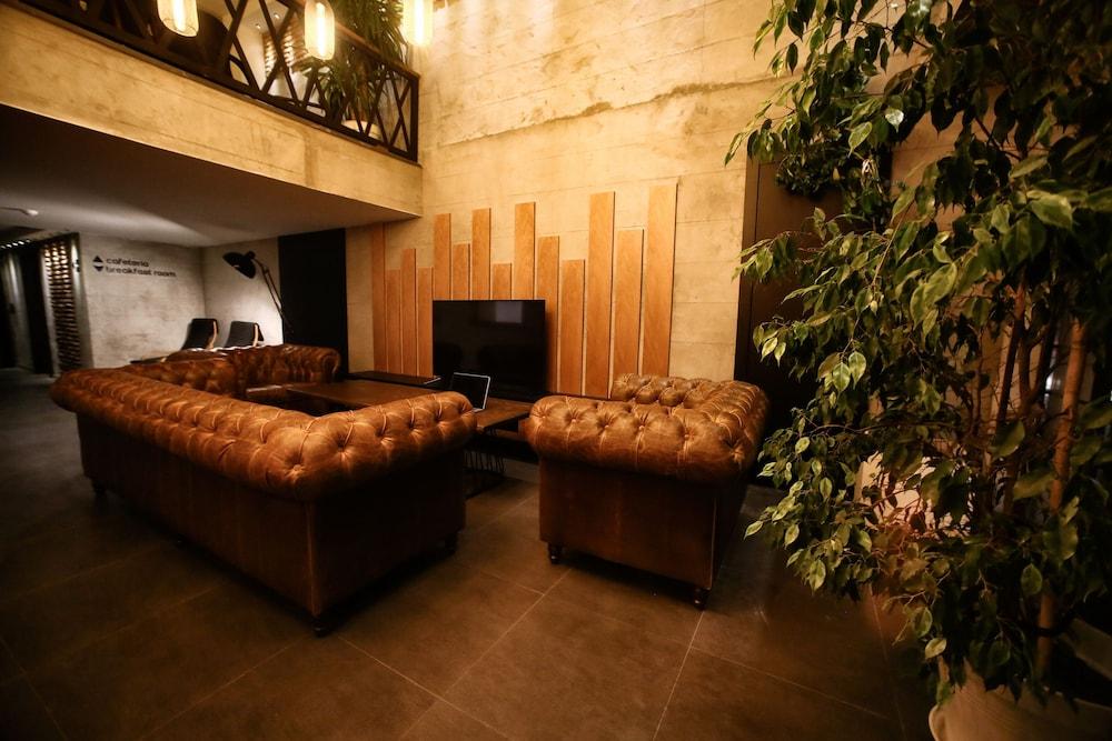 Elibol Hotel - Lobby Sitting Area