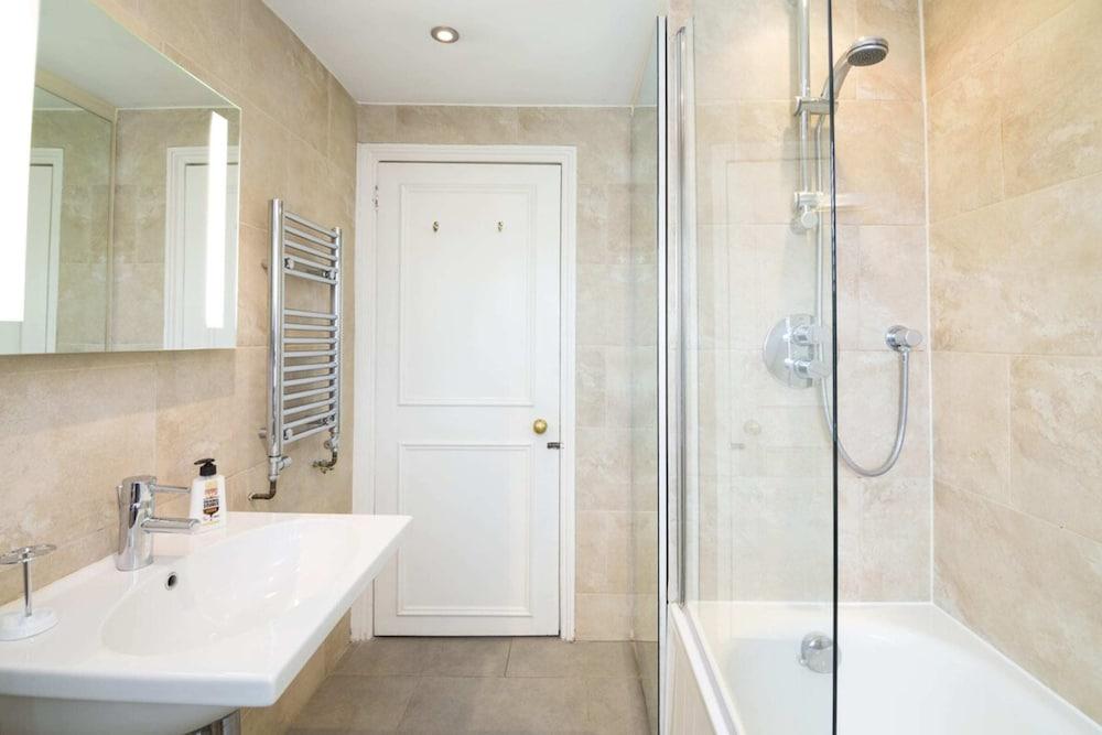 Contemporary 1 Bedroom Flat in Fulham near The Thames - Bathroom