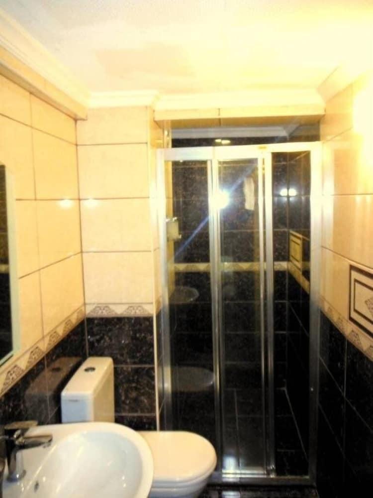 Plato Hotel - Bathroom