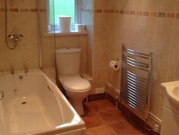 Llangeview Lodge - Bathroom