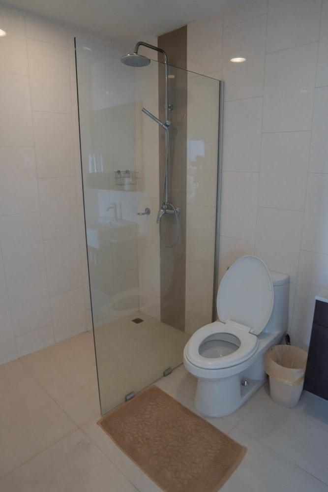 نايس فيو أوفر ذا هارت أوف بانكوك - Bathroom