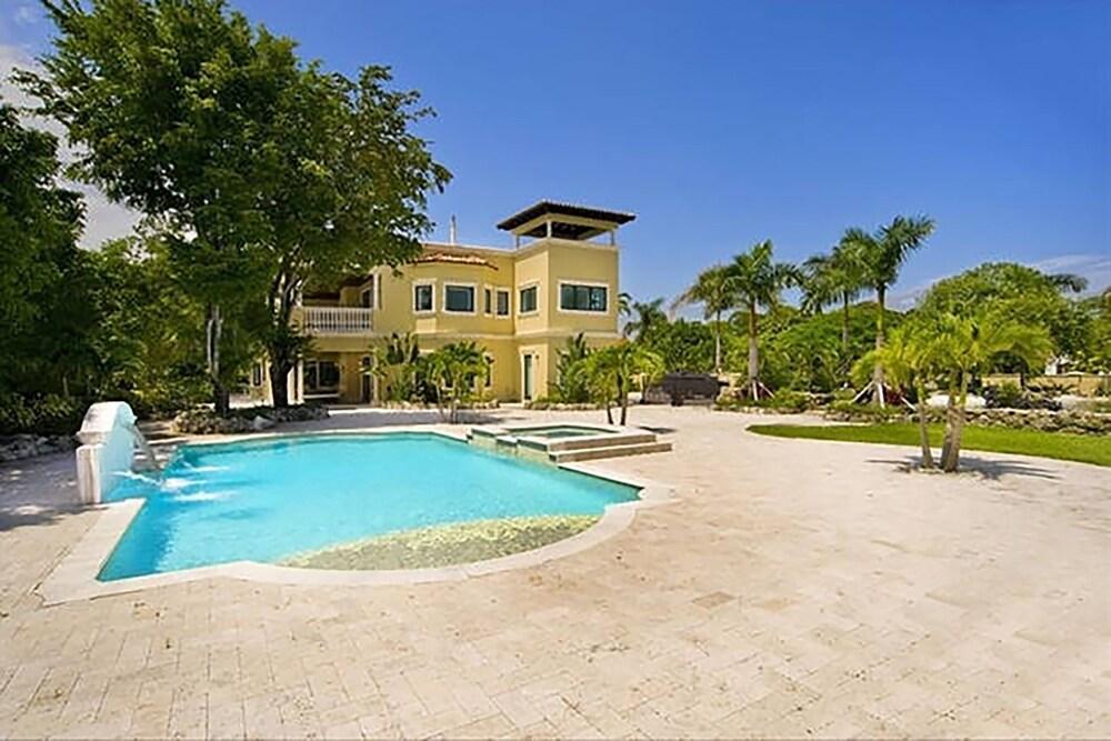 9 Bedroom Homes in Miami by TMG - Outdoor Pool