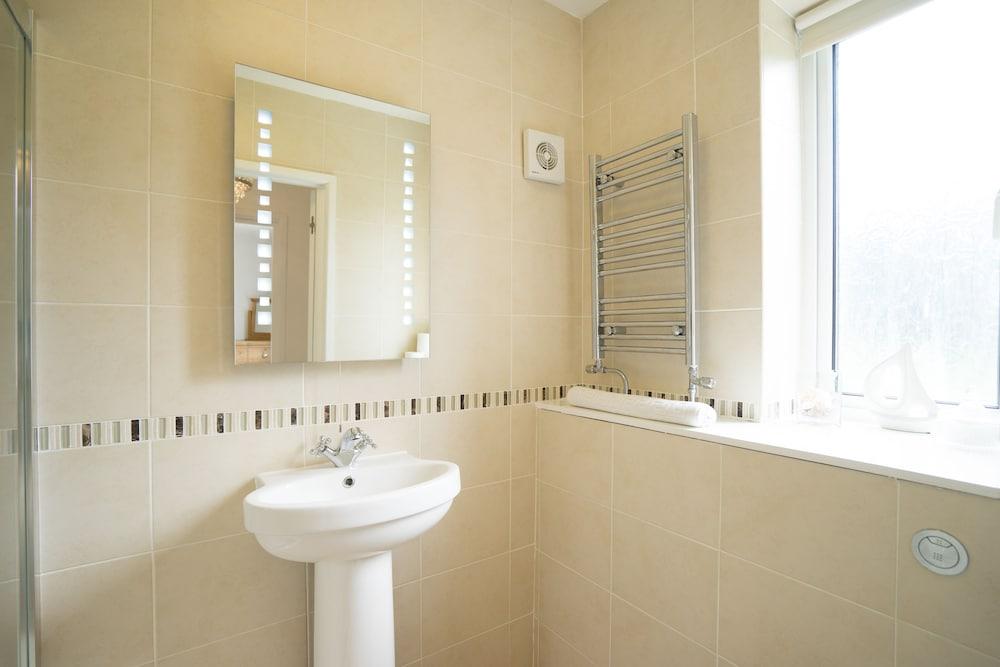 Peveril House, Spacious Eco-friendly Holiday Home - Bathroom