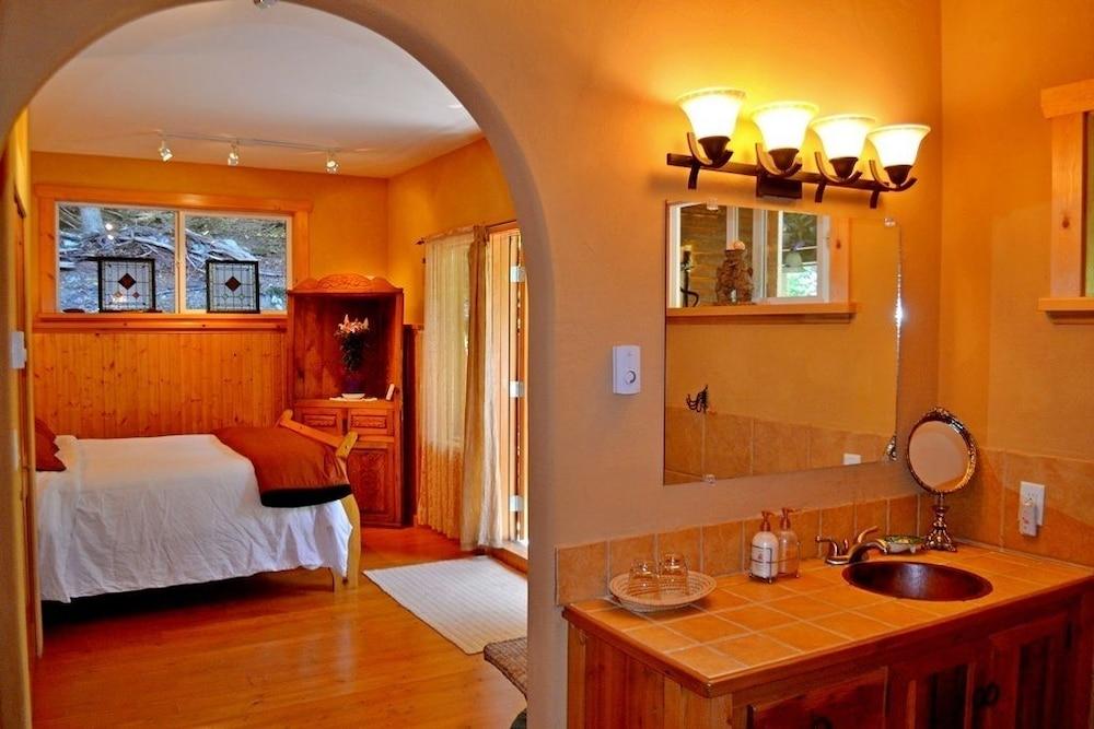 Alderwood Cottage & Suite - Bowen Island - Room