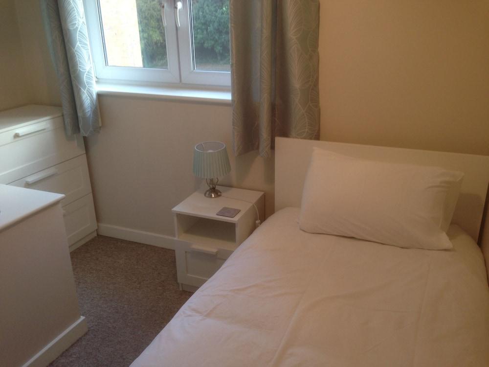 The Beeches - Serviced Duplex Apartment - Room