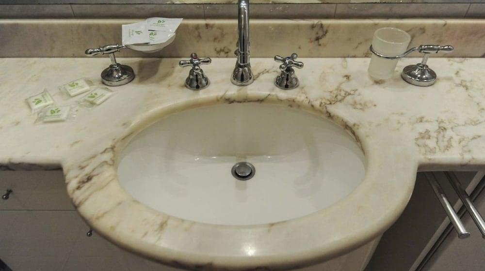 ميلانو بريرا دستريكت - Bathroom Sink