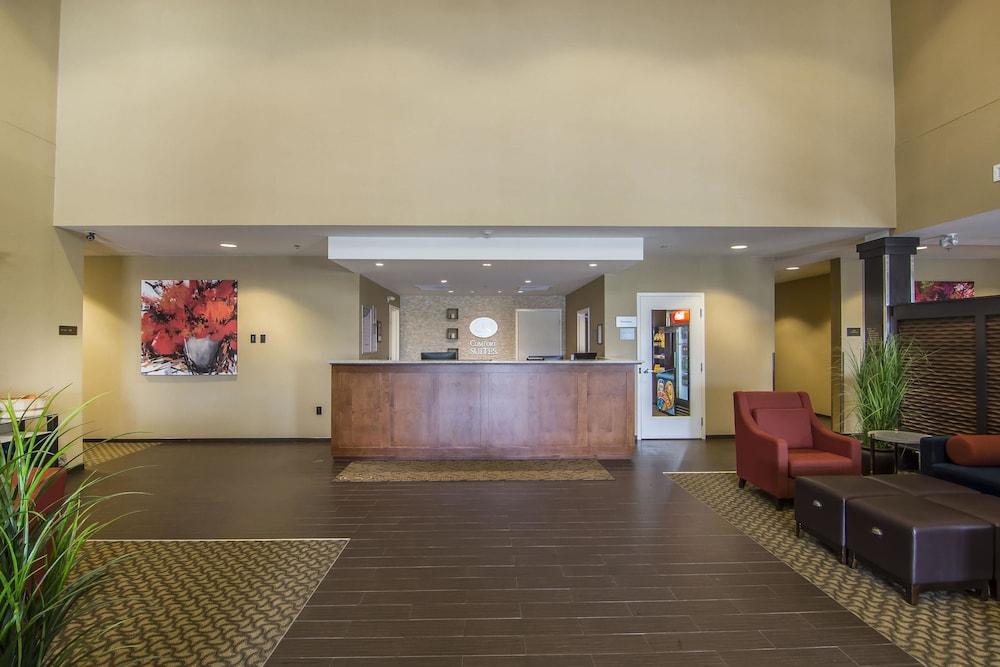 Comfort Suites Regina - Lobby