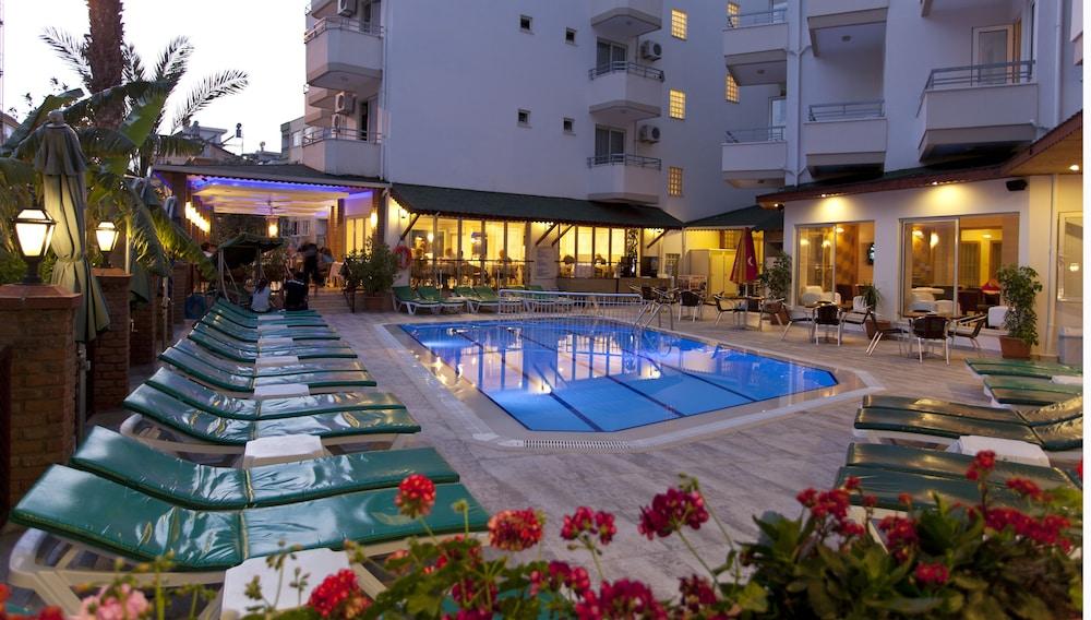 Remi Hotel - Pool