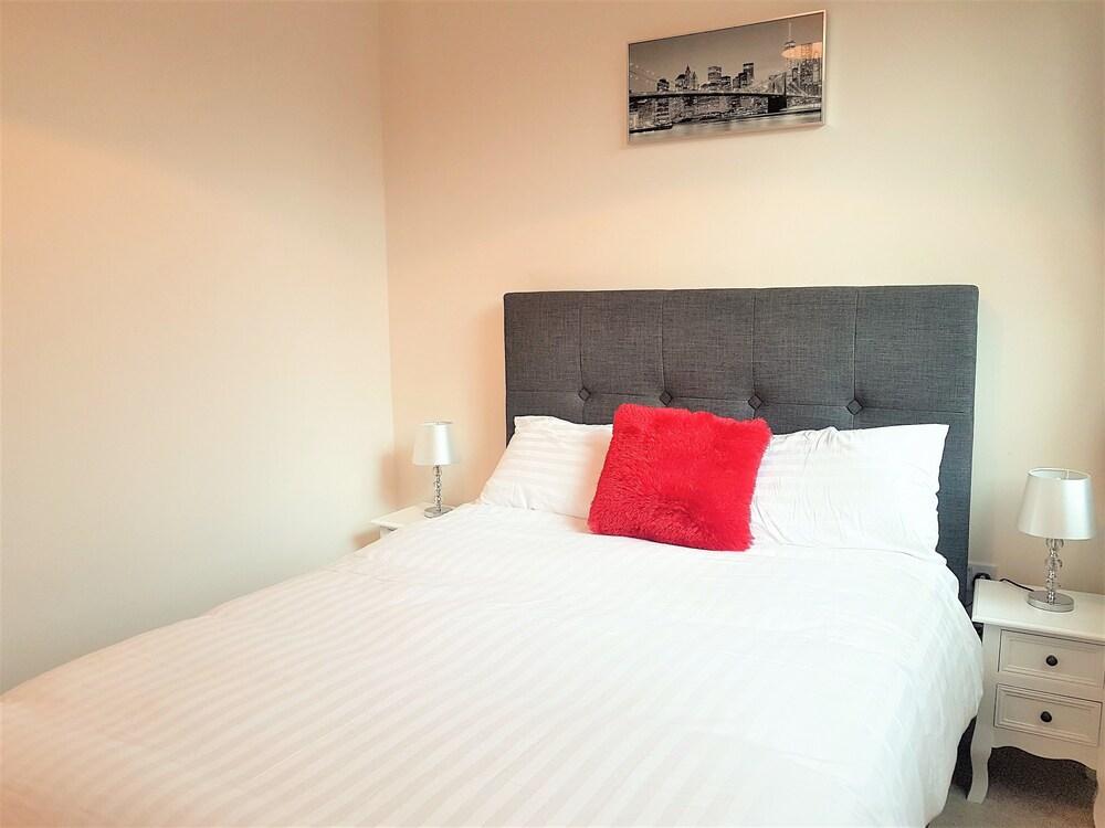 MK City Centre 2 Bed Serviced Apartment - Room