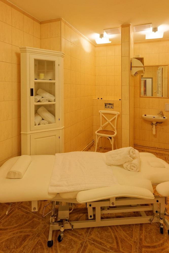 Enjoy Inn - Treatment Room
