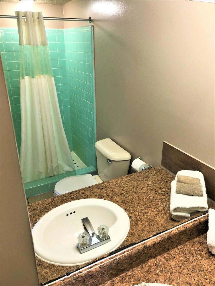 كانتري ميدو إن - Bathroom Sink