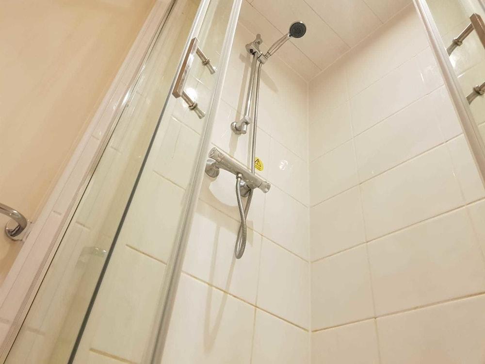 Finedon Lodge - Bathroom Shower