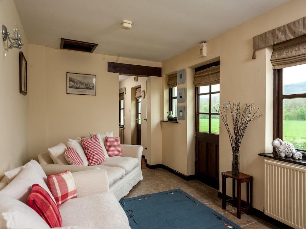 Luxury Cottage in Brecon With Garden - Living Room