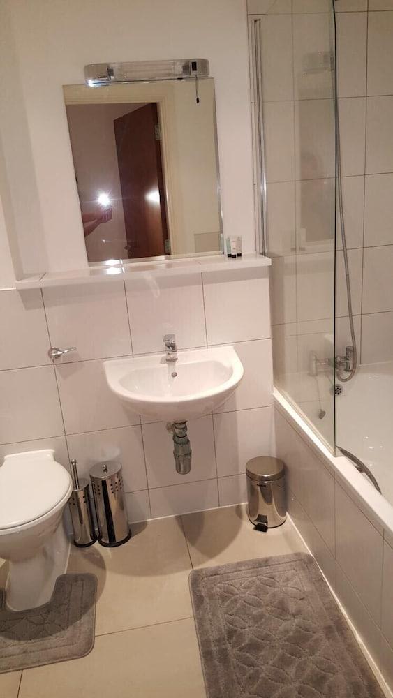 Quayside Apartment Ipswich - Bathroom
