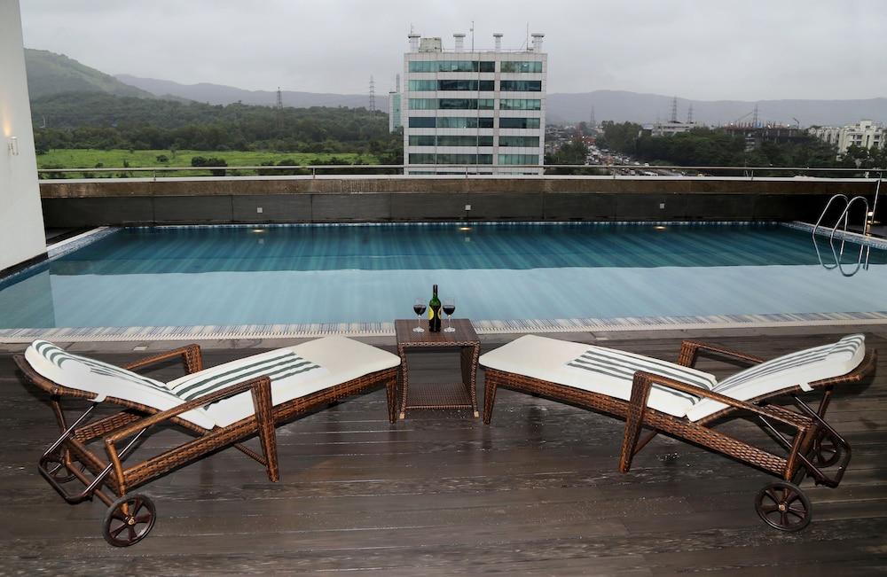 Country Inn & Suites by Radisson, Navi Mumbai - Indoor/Outdoor Pool