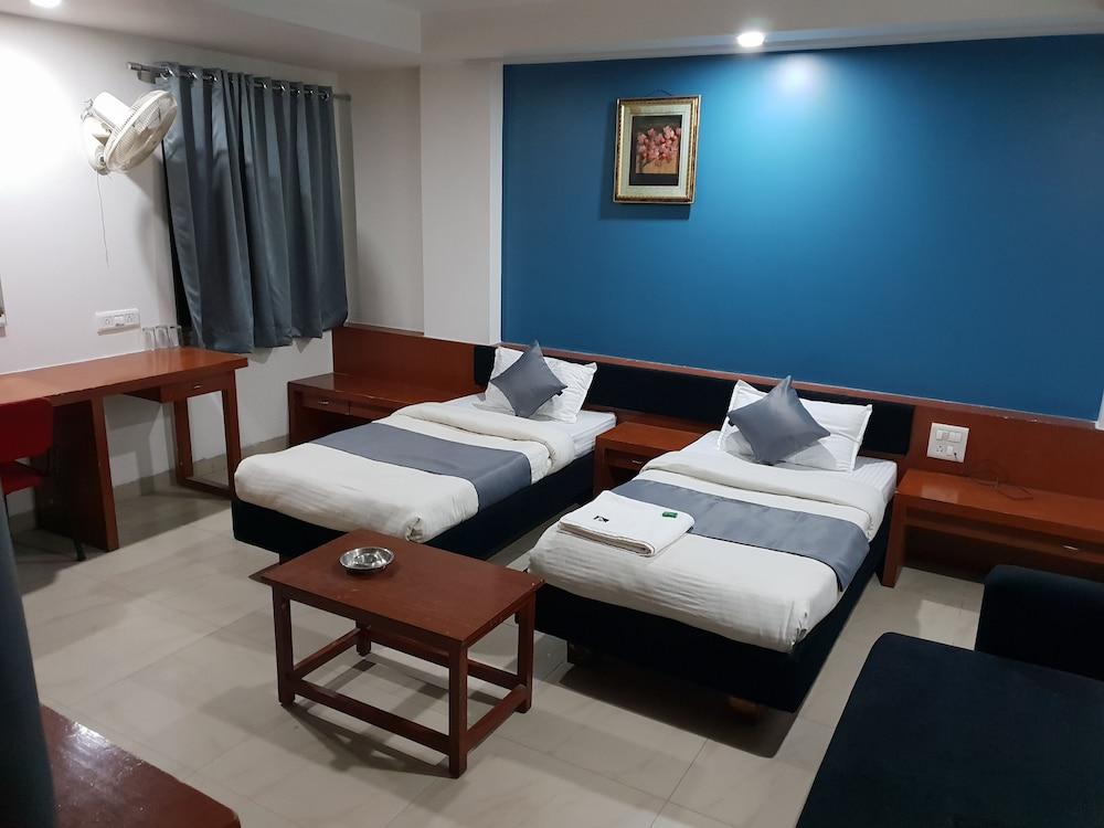 Hotel Pleasure Inn - Featured Image