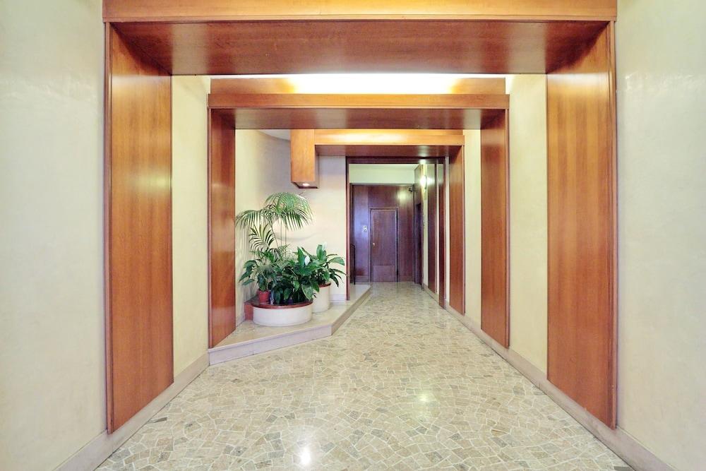 Il Bacio - Hallway