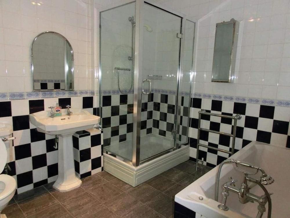 Ruxley Rooms - Bathroom