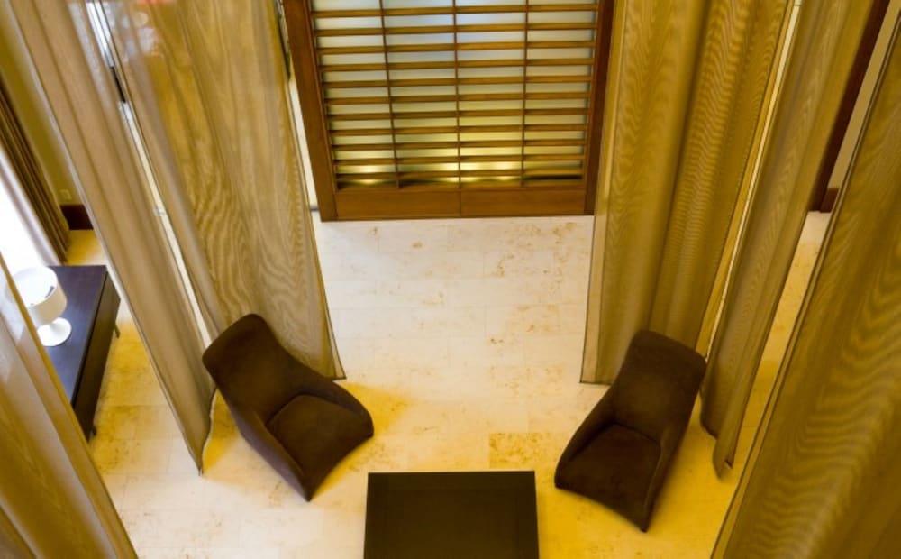 Global Luxury Suites Fenway Park - Interior Detail