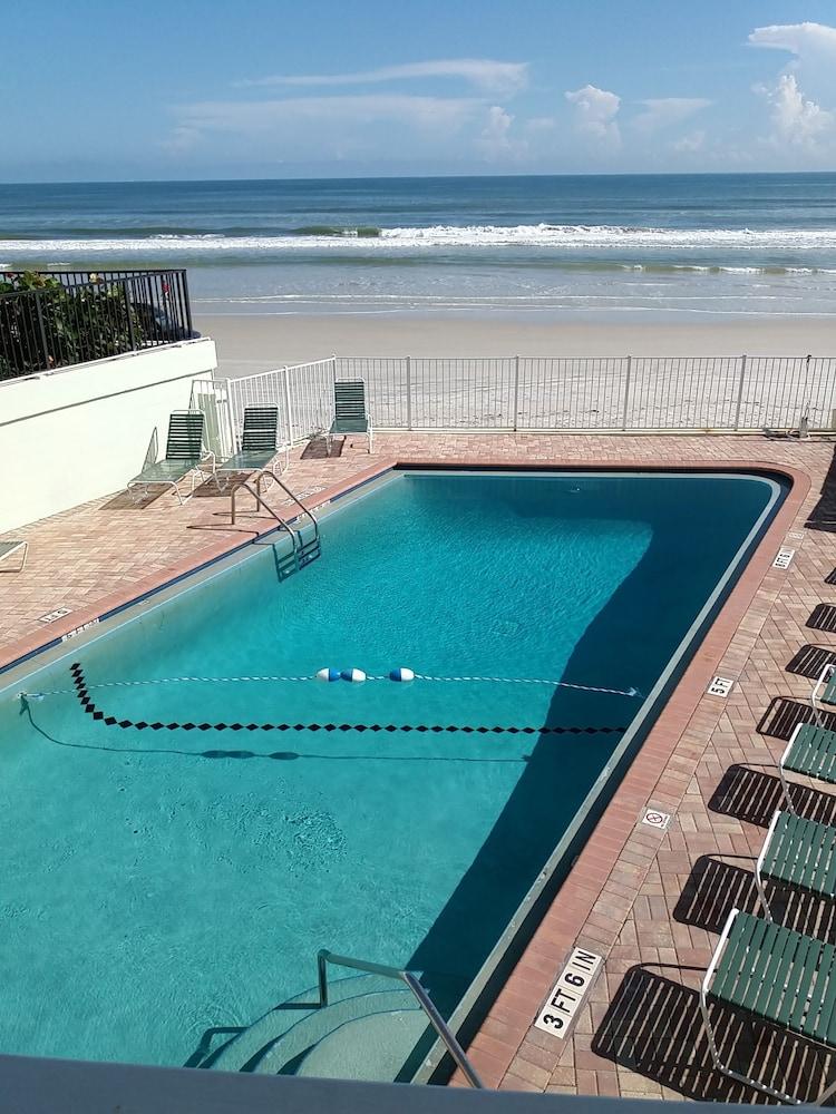 Holiday Shores Beach Club - Pool