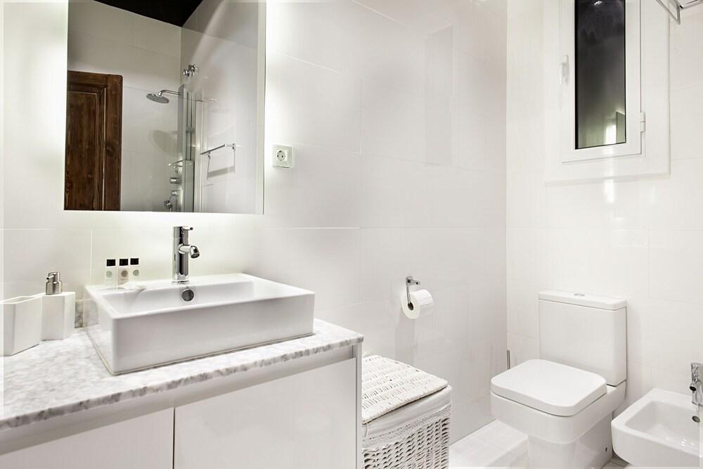 Trove Apartments - Bathroom