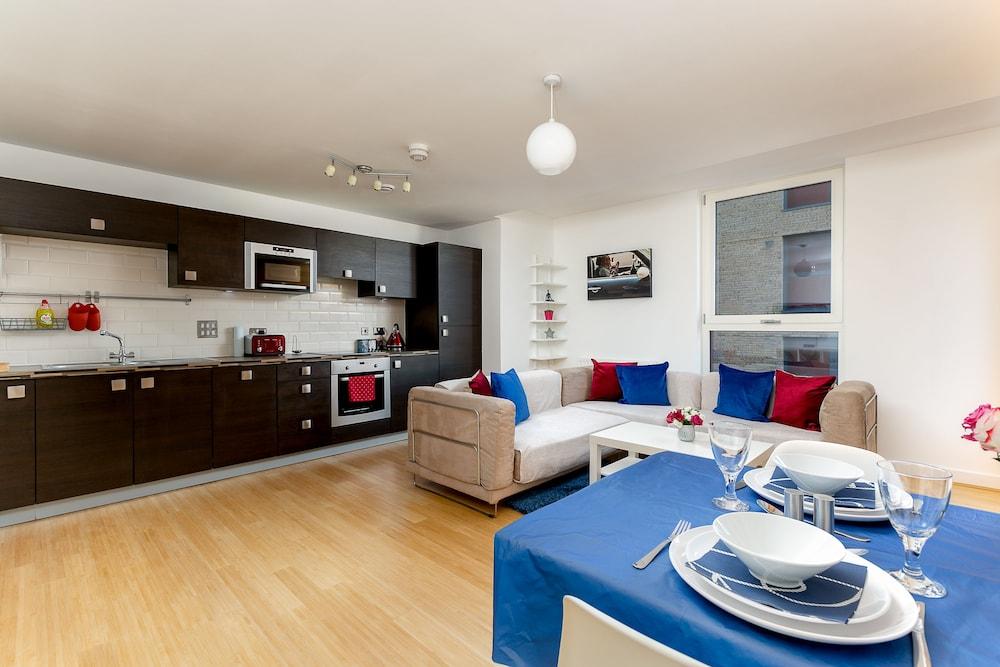 Bright Comfy 2 bed in trendy Dalston - Featured Image