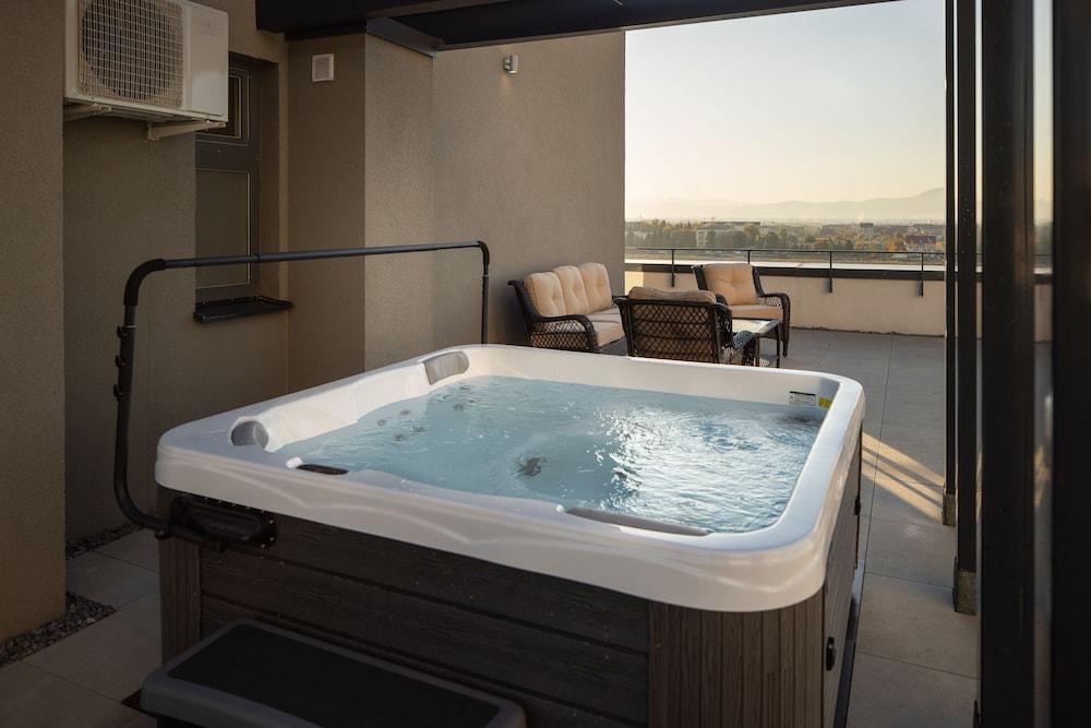 Kanopian Penthouse Hotel - Private Spa Tub